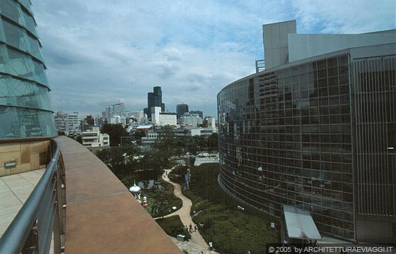 TOKYO ROPPONGI - Dalla Roku-Roku Plaza vista sul Mohri Garden a fianco della Sede di Asahi Tv 