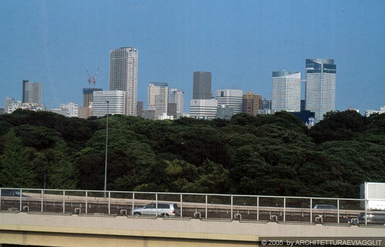 TOKYO - Verso Odaiba-Tokyo Bay: in primo piano la Tokyo Metropolitan Expressway, l'enorme nastro autostradale che con oltre 220 km collega la capitale ai sobborghi e alle città più lontane