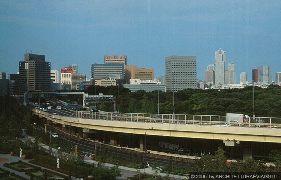 TOKYO - Dal convoglio della nuova linea Yurikamome diretti a Odaiba-Tokyo Bay osserviamo la città tagliata dalla Tokyo Metropolitan Expressway