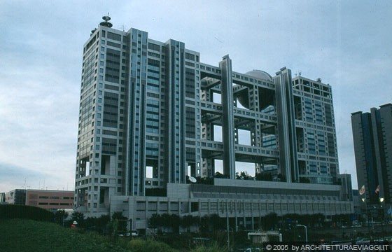 TOKYO ODAIBA - Fuji TV Building, Daiba, Koto-ku - Kenzo Tange, 1996: il blocco traforato in alluminio e vetro dominato dalla grande sfera