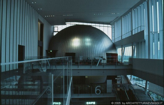TOKYO ODAIBA - Miraikan, Museo delle Scienze e delle Innovazioni Emergenti - la cupola all'interno del grande spazio vetrato opsita un teatro di 112 sedute