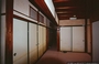 DISTRETTO DI HIDA. Takayama - L'interno della Murasaki Ryokan, con pannelli shoji e pantofole rigorosamente fuori dalle camere 
