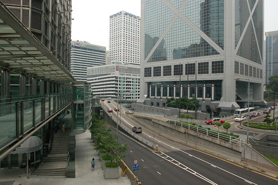 CENTRAL - I camminamenti sopraelevati tra Admiralty e Central creano un unico collegamento tra gli edifici e rendono la città pedonale a tutti i livelli