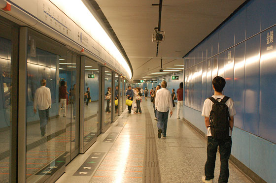 HONG KONG ISLAND - La moderna metropolitana si Hong Kong attraversa la baia 