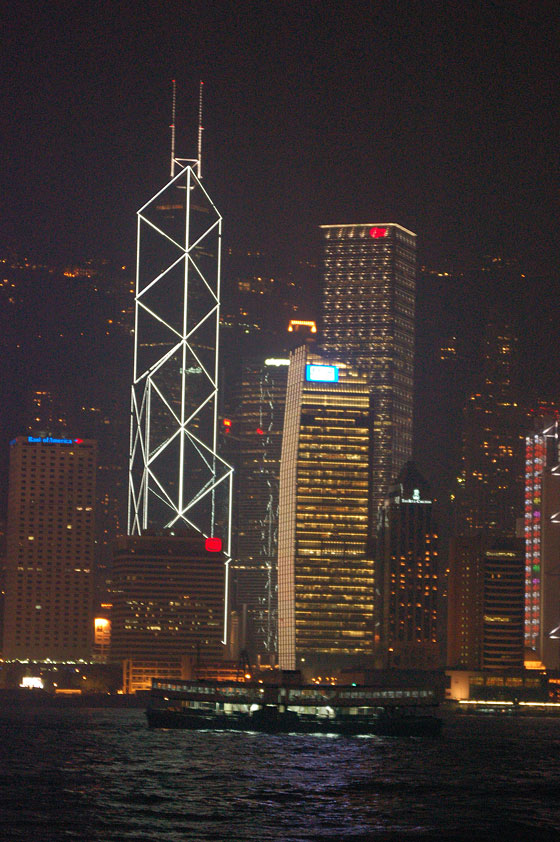 VICTORIA HARBOR - L'illuminazione della Bank of China Tower simbolo di Hong Kong e immagine identificabile dello skyline dalla baia