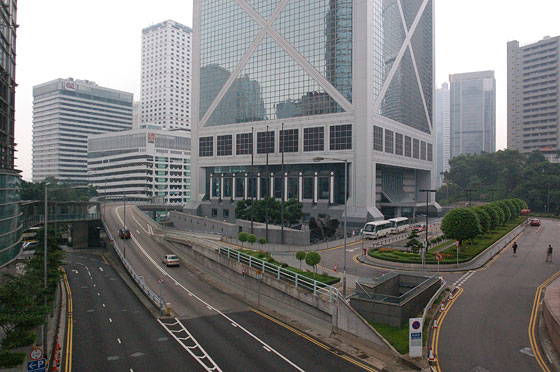 ADMIRALTY - Vista della Torre della Banca di Cina nel contesto di strade e sopraelevate che circondano l'edificio, configurazione benevola e di buon auspicio secondo i principi del Feng Shui