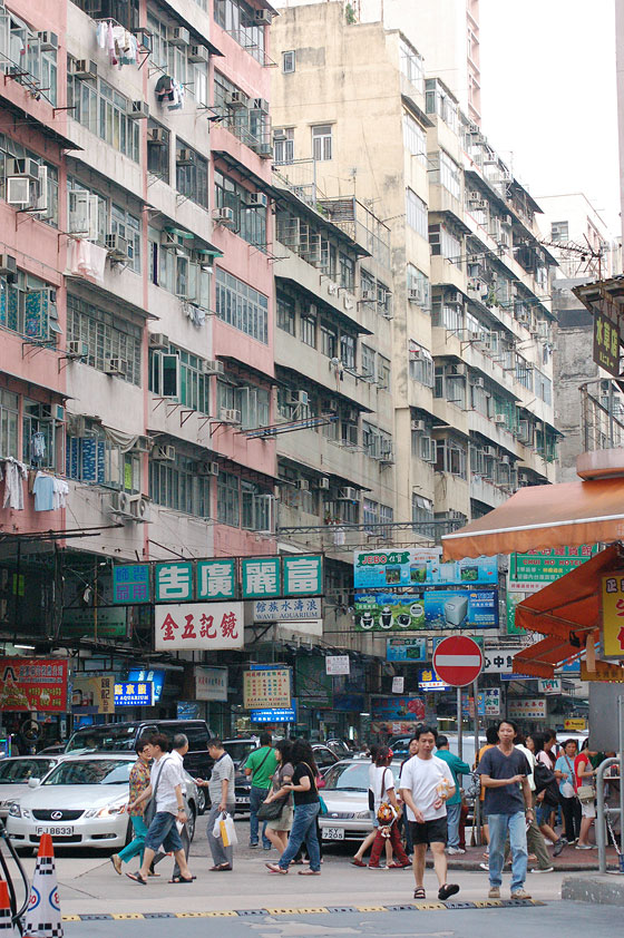 KOWLOON - La brulicante vita di strada tra gli alti condomini di Mong Kok