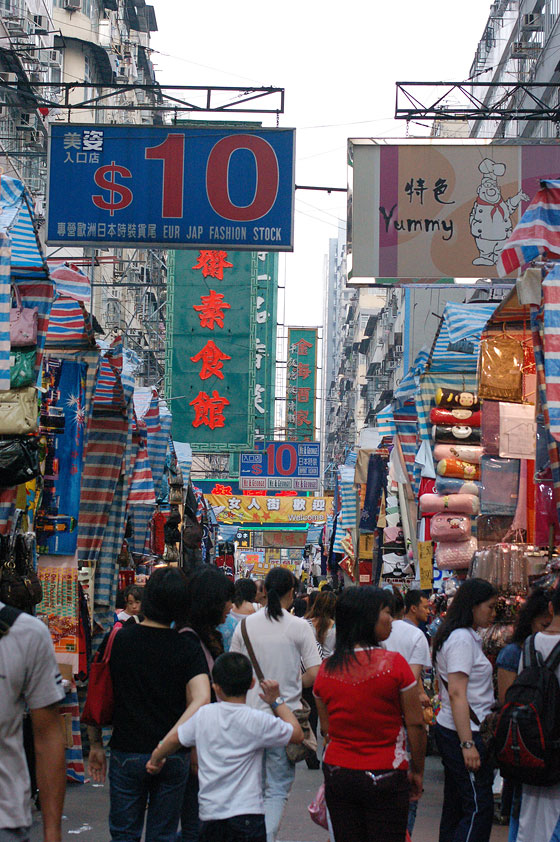 MONG KOK - Il Mercato delle Donne, è uno dei più colorati e vivaci centri commerciali dove dedicarsi allo shopping