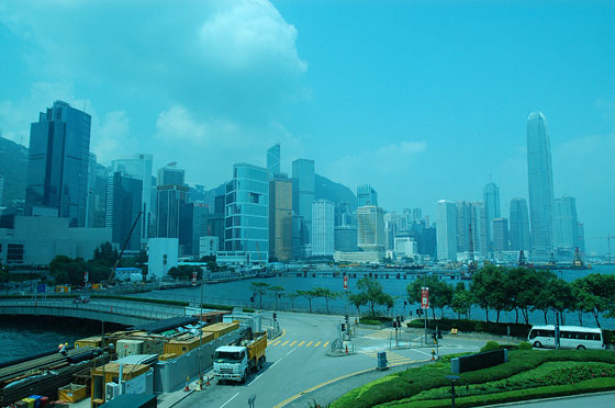 WAN CHAI - Dalle pareti vetrate di 5 piani della Nuova Ala Centro Conferenze ed Esposizioni di Hong Kong, vista sul lungomare di Wan Chai e di Central
