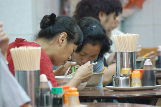 A EST DI CENTRAL - L'animato mercato di Wan Chai: la gente pranza nei dai pai dongs