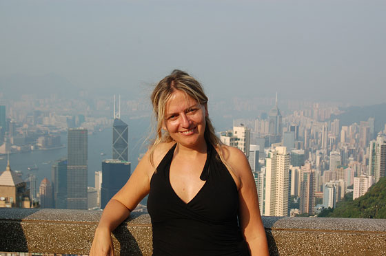 IL PEAK - Io sullo sfondo degli alti grattacieli dei Mid Levels e di Central