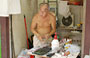 MONG KOK. Un anziano venditore prepara cibo per i volatili canterini