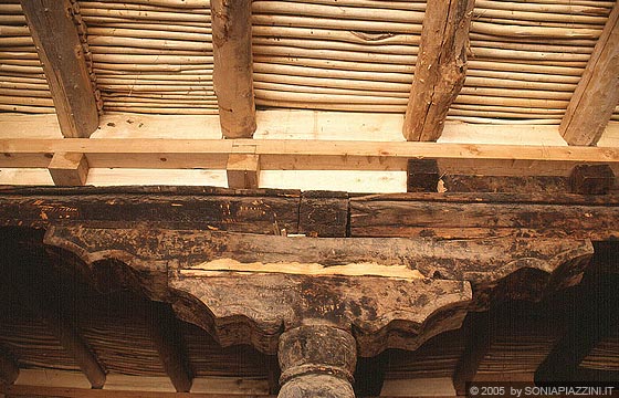 LEH - LADAKH  - Leh Palace - particolari costruttivi: il legno materiale principe pilastri e capitelli, travi e orditura secondaria dei solai