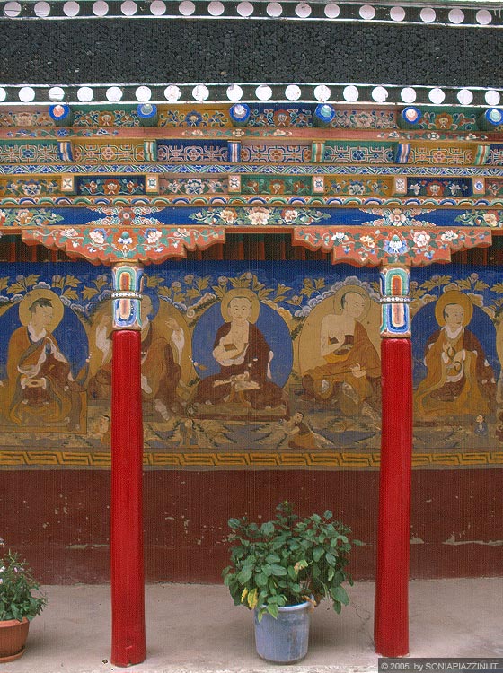 LADAKH - Tikse Gompa - il portico con pilastri e travi dipinte e affreschi murali