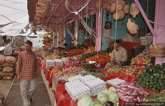 LEH - LADAKH - Il mercato di frutta e verdura all'angolo di Old Fort Road