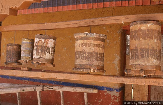 LADAKH - HIMALAYA - Likir Gompa - le antiche ruote della preghiera in legno