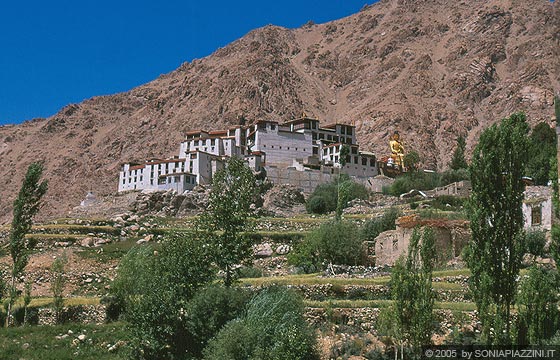 LIKIR GOMPA - Il gompa di Likir situato in posizione splendida all'interno di un verde fondovalle circondato dalle alture del Ladakh