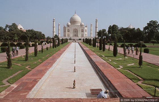 AGRA - Taj Mahal - non c'è acqua nel canale su cui dovrebbe rispecchiarsi il candido monumento