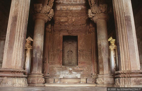 KHAJURAHO - Lakshmana Temple: il mahamandapa o jagamohana, sala quadrata sorretta da colonne, che attraverso un piccolo passaggio (antara) consente l'ingresso al santuario vero e proprio