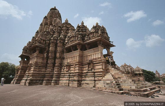 KHAJURAHO - Kandariya Mahadeva Temple visto dalla piattaforma comune ai tre templi