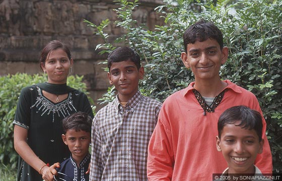 KHAJURAHO - Un gruppo di giovani indiani ci chiede di fotografarli fuori dal Chitragupta Temple