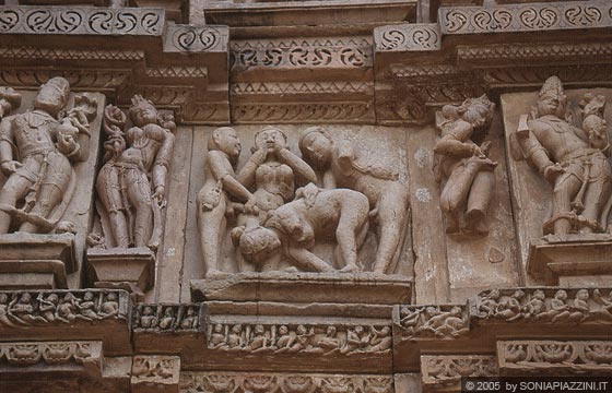 MADHYA PRADESH - Khajuraho - templi del gruppo occidentale - Chitragupta Temple: mithuna