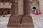 JAIPUR. Amber Fort - Diwan-i-Am - particolare dei basamenti dei pilastri accoppiati finemente scolpiti