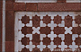 AGRA. Mausoleo di Akbar - la grande porta meridonale di accesso: particolare della decorazione a motivi geometrici con combinazione di marmo bianco e pietre dure colorate 