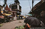 VARANASI. Dirigendoci al Dasaswamedh Ghamedh Ghat, si intravede il Gange tra caratteristiche costruzioni indiane, templi e bancarelle