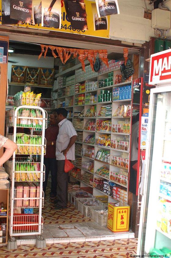 LITTLE INDIA - Sbirciamo all'interno di un negozio alimentare