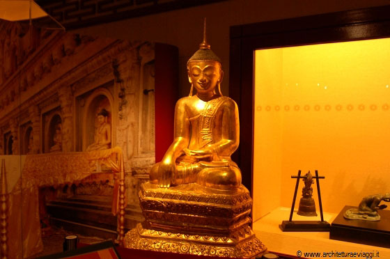 SINGAPORE - Ai piani superiori del Buddha Tooth Relic Temple un piccolo museo mostra la storia e l'iconografia del Buddha nelle varie aree geografiche