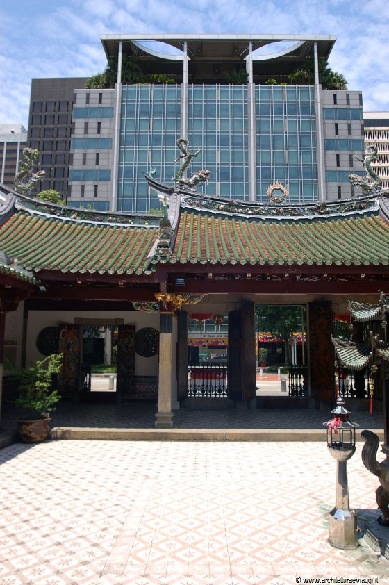 SINGAPORE - Il tetto del Thian Hock Keng Temple sfoggia due draghi gemelli che si stagliano sui grattacieli circostanti