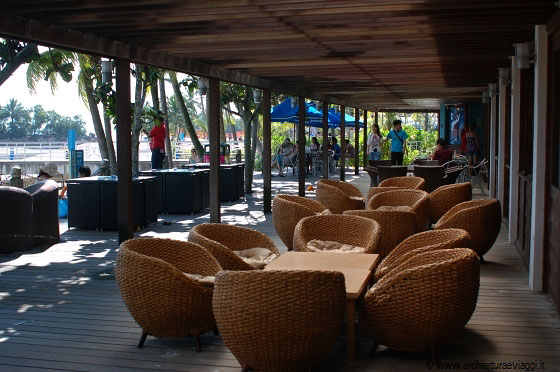 SINGAPORE - A Sentosa c'è una buona offerta di ristoranti e bar e molti si affacciano sulla spiaggia