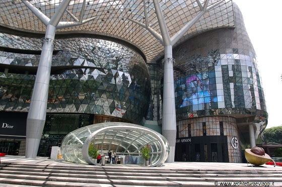 SINGAPORE - La maestosa via dello shopping Orchard Road è un continuo susseguirsi di grandi centri commerciali e negozi
