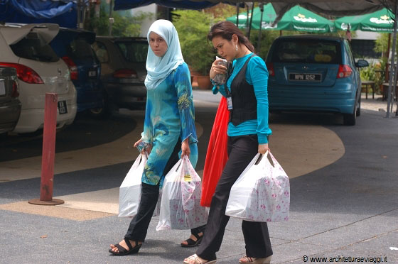 KUALA LUMPUR - Le donne malesi godono di maggior libertà rispetto alle donne di altre società musulmane