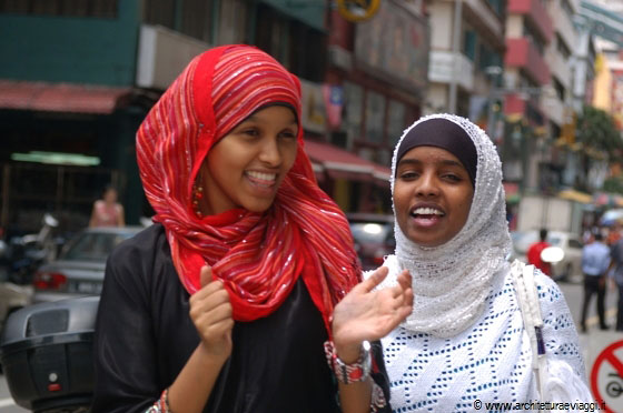 KUALA LUMPUR - Due giovani indiane convertite all'islam