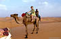 ERG CHEBBI. Escursione a dorso di cammello alle dune con pernottamento - Io a dorso del cammello con tunica marocchina