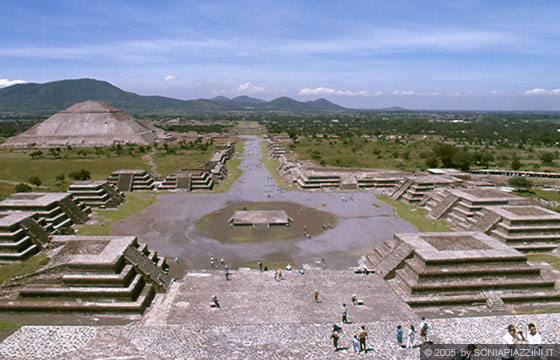 CENTRO CERIMONIALE DI TEOTIHUACAN - Il centro cerimoniale di Teotihuacan visto dalla Piramide della Luna