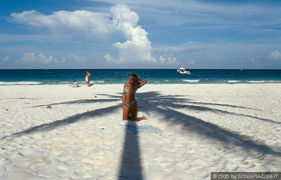 TULUM - Distese di sabbia bianca mare turchese e ombra delle verdi palme