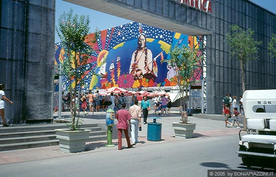 SIVIGLIA - EXPO'92 - Padiglione degli Stati Uniti d'America - I pannelli di tessuto con le originali illustrazioni