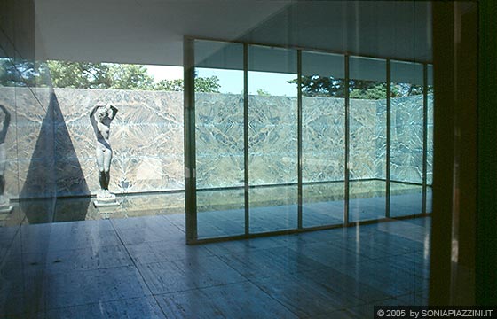 BARCELLONA - Padiglione di Mies Van der Rohe - particolare della statua nel patio