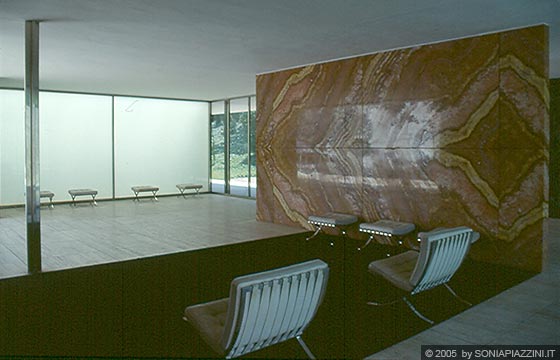 BARCELLONA - Padiglione di Mies Van der Rohe - il soggiorno - poltrona Barcellona - i materiali