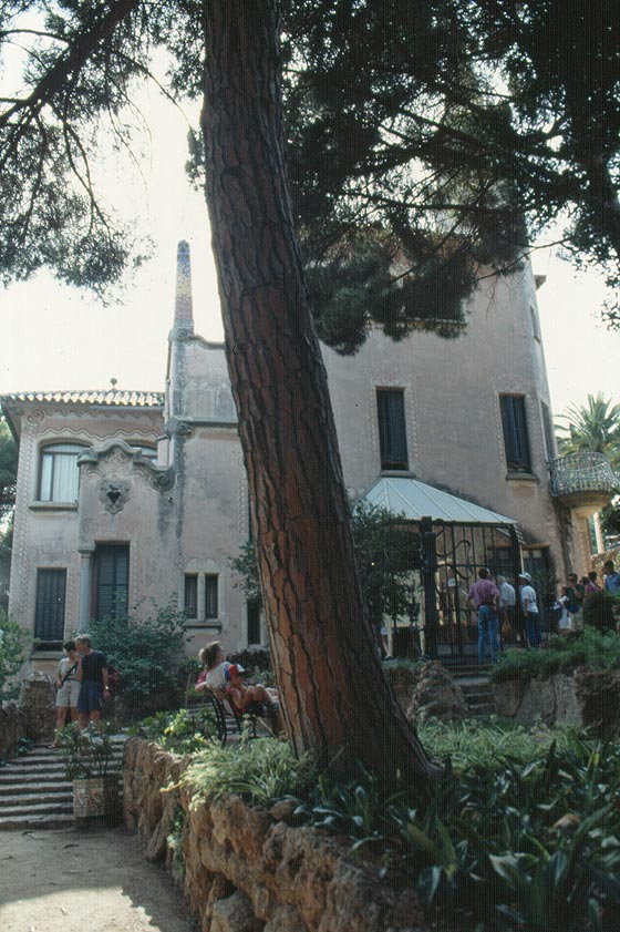BARCELLONA - Parc Güell - la Casa Museo di Gaudì al centro del parco, costruita nel 1911 da Francesc Berenguer, alunno e collaboratore di Gaudì