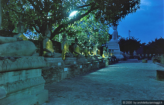 AUYTHAYA - Wat Yai Chai Mongkhon, quanti Buddha!