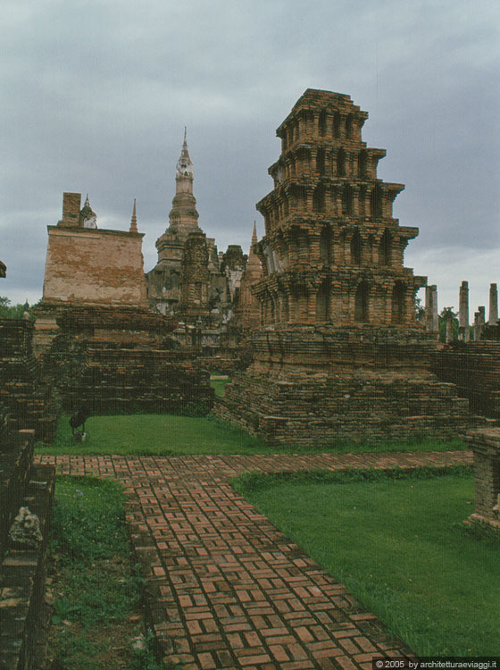 SUKHOTHAI  - Girovaghiamo tra le rovine del Wat Mahathat