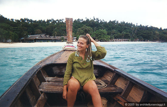 KO PHI PHI  - Escursione in barca a Phi Phi Ley - il rientro e sullo sfondo spiaggia bianca con bungalow in legno e paglia a Phi Phi Don