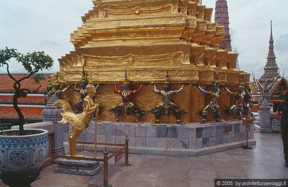 BANGKOK - Successione di figure Ramakien fuori dal chedi del Wat Phra Kaeo
