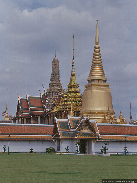 BANGKOK - Wat Phra Kaeo visto da Sanam Luang - In primo piano il Phra Si Rattana Chedi e a seguire il Phra Mondop (biblioteca) e il Pantheon reale