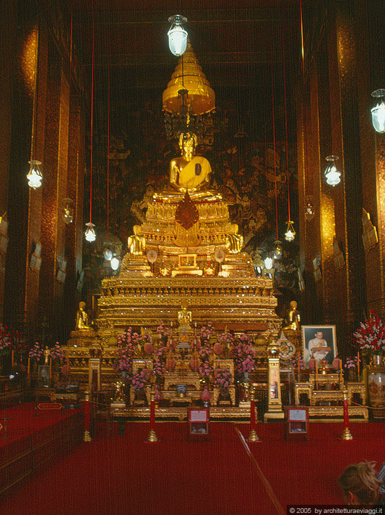BANGKOK - Wat Pho - una delle sale con un ricco altare in oro del Buddha seduto