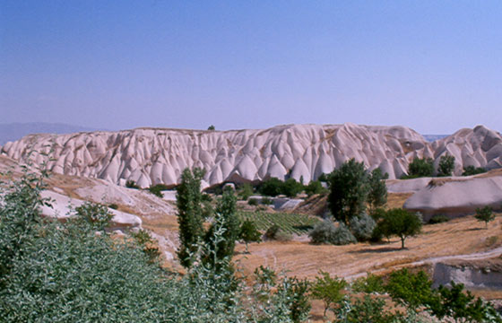 LA CAPPADOCIA - Caratteristico paesaggio con le tipiche formazioni rocciose a forma di cono